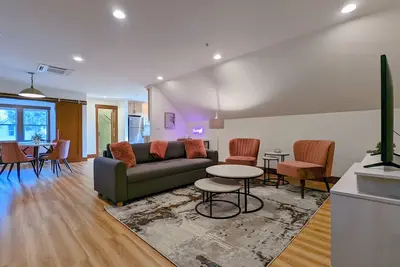 Image de Rose Room - Sophisticated, Playful, Designer Suite, Downtown, Dog-Friendly