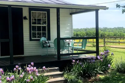 Bloomingdale Honeymoon Cabin Vintage Retreat with Mountain Views