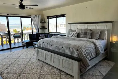 Image de Beautiful Home Only a Block 1/2 from the Ocean