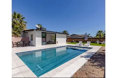 Revolution Retreat- Heated Pool 5 Mins to Old Town