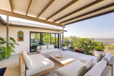 Image de Luxe Mid-Century Austin Home w/ Canyon Views