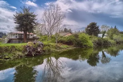 Image de Riverfront Cottage with Hot Tub 1/4 mi from Beach