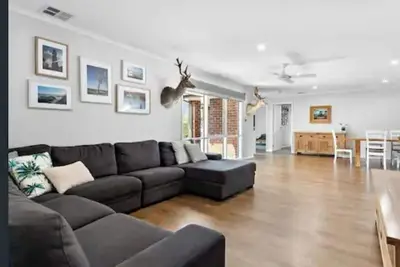 Image de 5 bedroom modern villa- sleeps 14 and has it all!