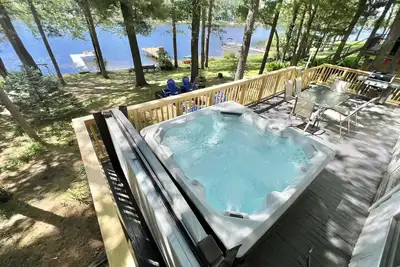 Image de 2 Bedroom 1. 5 Bath Lake Front Cottage With Dock/Hot Tub/Kayaks