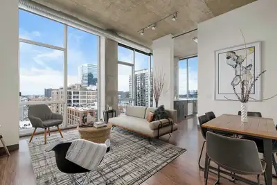 Image de Top Floor Views + Central Comfort