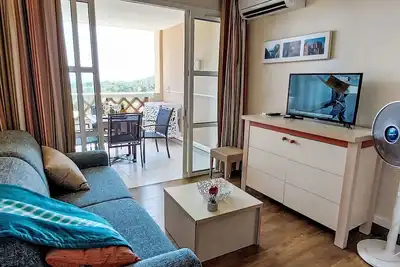 Image de Confortable appartement pour 4 personnes avec climatisation, piscine, Wifi, Tv, terrasse et parking