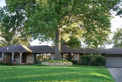 Image de Ranch style home in midtown Tulsa. 3. 5 miles from Southern Hills.