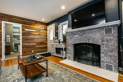Image de Bungalow in the Burg - 1 block from downtown