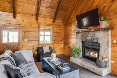 Image de Dudley Iii by AvantStay | Hot Tub + Enclosed Deck Views! | Cozy Mountain Retreat