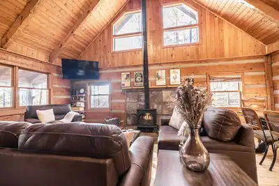 Image de Dog Friendly Cabin near Asheville. Fenced Yard, Hot Tub, WiFi, Fireplace.