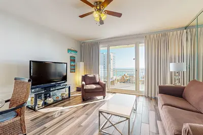 Image de Spacious, waterfront condo with gulf views, shared pools, & fitness room