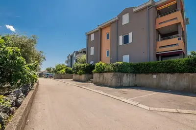 Image de Appartement de deux chambres avec la terrasse Cizici, Krk (A-19417-a)