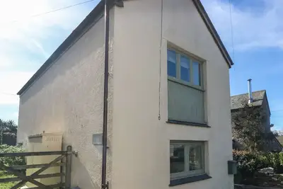Image de Wrens Nest, pet friendly, with a garden in Slapton
