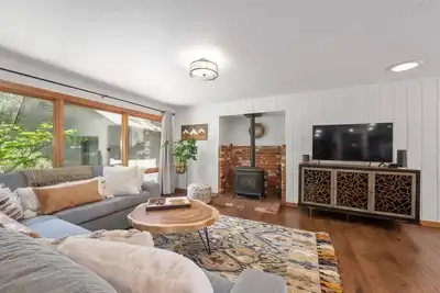 Image de Beautifully furnished 2bd/2ba w/ hot tub in Awesome location on the west side.