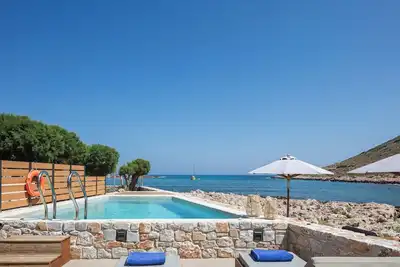 On the beach, walking distance to restaurants & amenities
