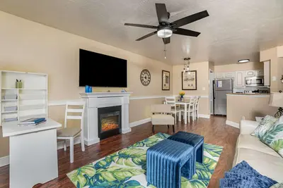 Image de Mary-Etta2 · Elegant Ground Floor King Bed Condo · Half Mile from Beach