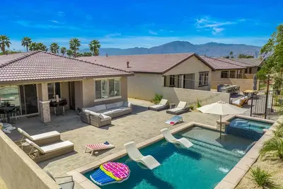 Twin Palms - New Saltwater Pool, Professional Grilling, Gaming, Golf in a Gated community