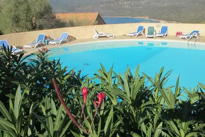 Image de Mini villa avec petite vue mer, piscine chauffée Serra di Ferro