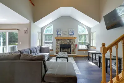 Image de Poconos Getaway w/ Private Ski Slope & Pool Access