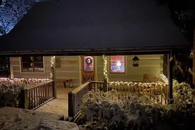 Image de 7 Oaks: Mtn Cabin, Hot Tub, Fishing Ponds, Waterfront (Lake View), Pool Table