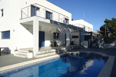 Image de Belle maison moderne avec piscine privée