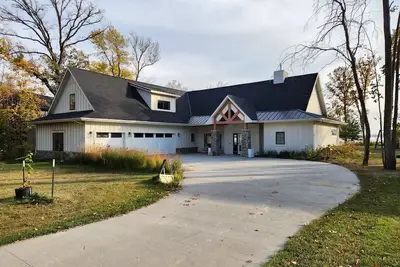 Image de Cozy lake front home on Crystal Lake-Great for hosting!