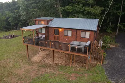Image de Remote Hideaway | Treehouse w/ Hot Tub, Views + Fire Pit!