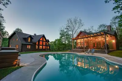Image de Mountain Top Cabin w/ Hot Tub + Private Pool + Game Room