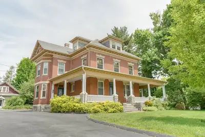 Image de Craftsman on Main |  Luscious Yard + Game Room on Main Street!