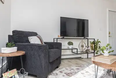 Image de Entire 2br 1Bath Apt “The Downtown Deneege”