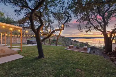 Image de Blue Vista, lake view, hot tub, fire pit, covered patio