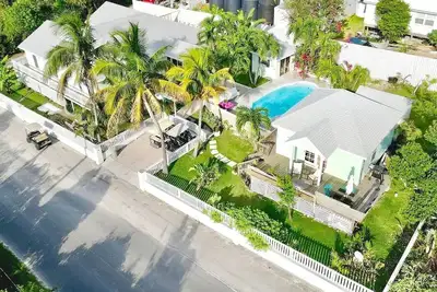 🏝Tropical Oasis! Pool! Boat Slip! Bikes! Central location! 🏝