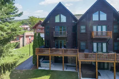 Image de Lakefront Bliss: Hot Tub, Views & Fun