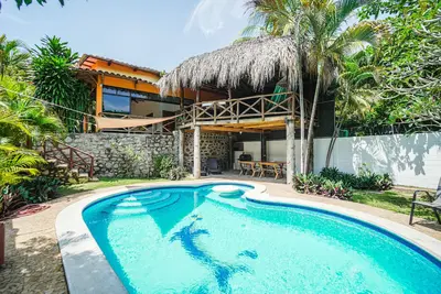 Image de The Glass House! beautifully decorated beach home in Atami!