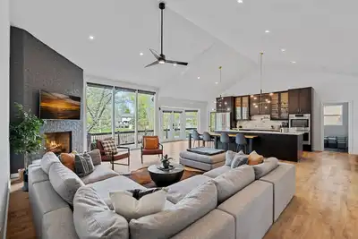 Image de Luxury on the Lake - Waterfront, Private Dock, Kayaks, Paddle Boards, Fire Pit