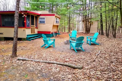 Image de Cozy vintage hilltop getaway - great Poconos location!