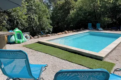 Image de Studio au calme avec piscine et grand extérieur