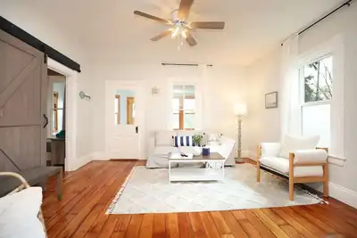 Image de The Parkway Paddle: Walking distance to the lake