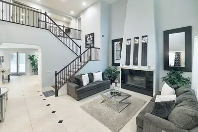 ✨Glam Luxury! ✨Pool Oasis, Walk to Festivals! ⬥3 King bedrooms/2 Queen bedrooms!