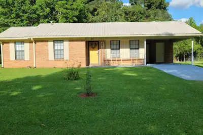 Image de Cozy family home setting and 5 minutes from The University of Mississippi.