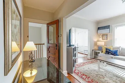 Image de Fully Furnished upstairs apt of two family home in residential neighborhood