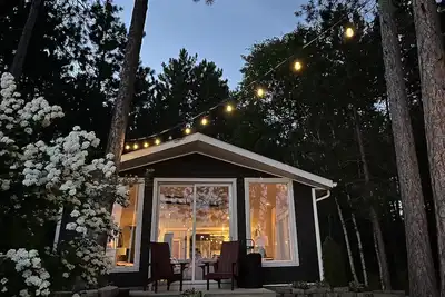 Image de Bright family cottage on Round Lake with beautiful views!