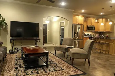 Image de Conway Luxury Home. 4br/2ba, Office, 2-Car Gar. , 65\"Tv, Fenced Yard/Patio, Wi-Fi