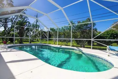 Image de Spacious 3/2 Pool Home Getaway