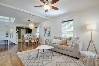 Image de Sunny Retreat w/ Fast Wifi + Free Parking-10 min to Downtown, Busch Gardens