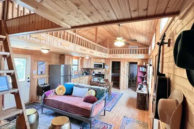 Image de Texas Sun Cabin: Eight Acres with Trails and Amazing Sunset Views