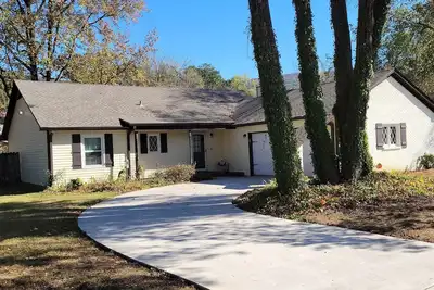 Image de 3-bedroom home in quiet neighborhood.