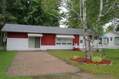 Image de Cheerful Grand Bend cottage steps to the beach!