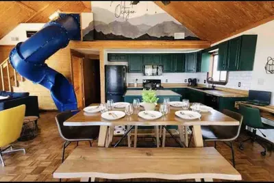 Image de Mountain top cabin! Slide, Hot Tub, Arcade Wi-Fi hiking