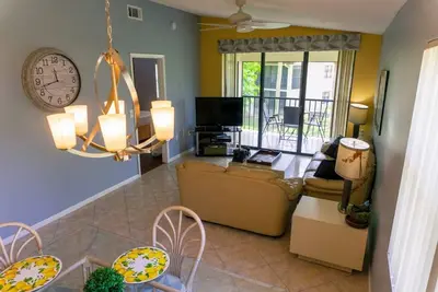 Image de Family and Friends Getaway! 2 Classy Units, Free Parking, Outdoor Pool